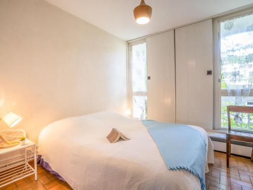 - une chambre avec un lit blanc et du parquet dans l'établissement Apartment Antinéa-2 by Interhome, à La Grande Motte