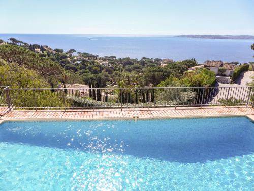 La NartelleにあるVilla Villa La Sianne by Interhomeの海の景色を望むスイミングプール