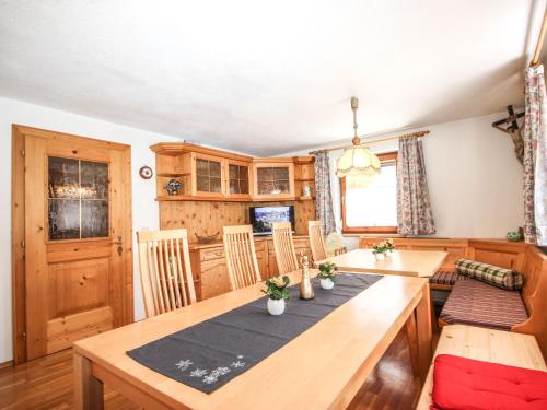 Televízia a/alebo spoločenská miestnosť v ubytovaní Holiday Home Hölzl by Interhome