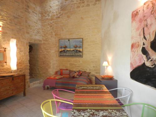 アルジエにあるHoliday Home La Ca Bonita by Interhomeのベッドルーム1室(ベッド1台、テーブル、椅子付)
