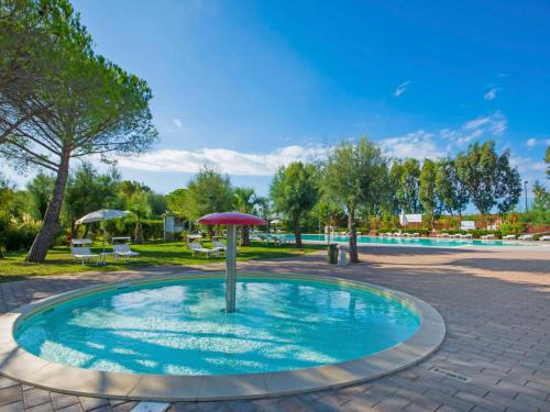 mały basen z parasolem w wodzie w obiekcie Holiday Home Cecina Mare-15 by Interhome w mieście Marina di Cecina