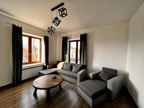 sala de estar con sofá y mesa en Apartament na Maja -2-, en Skierniewice