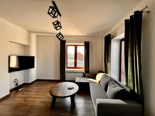 un soggiorno con divano e tavolo di Apartament na Maja -2- a Skierniewice