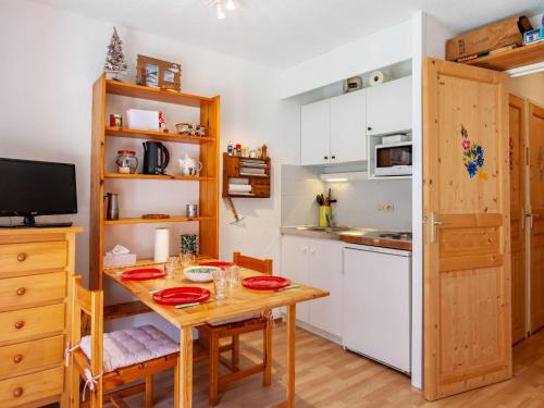 une cuisine avec une table en bois et une petite salle à manger dans l'établissement Studio La Borgia A- B- C-11 by Interhome, aux Contamines-Montjoie