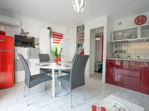 une cuisine et une salle à manger avec une table et des chaises dans l'établissement Apartment Les Cyprianes-7 by Interhome, à La Grande Motte