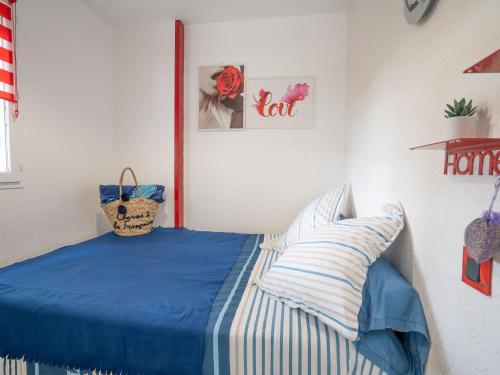 ラ・グランド・モットにあるApartment Les Cyprianes-7 by Interhomeのベッドルーム1室(青い毛布と枕付きのベッド1台付)