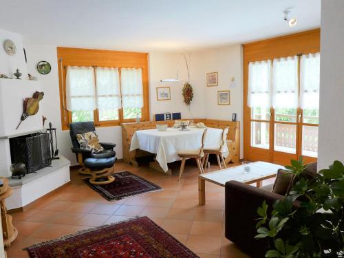 uma sala de estar com uma mesa e uma lareira em Apartment Casa La Planüra by Interhome em Maloja