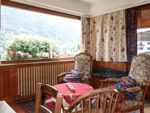 une chambre avec deux chaises, une table et une fenêtre dans l'établissement Apartment Grizzli-1 by Interhome, à Saint-Gervais-les-Bains