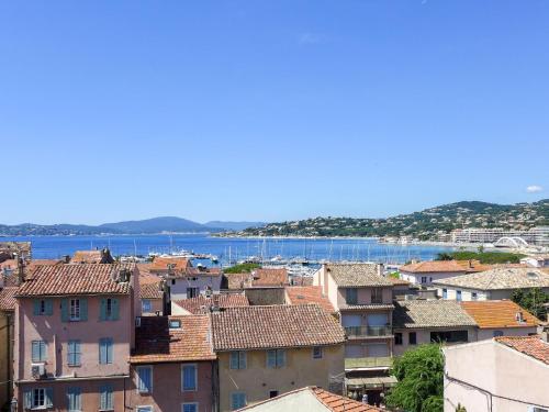 - Vistas a la ciudad y al agua en Apartment Les Pins Dorés-1 by Interhome, en Sainte-Maxime