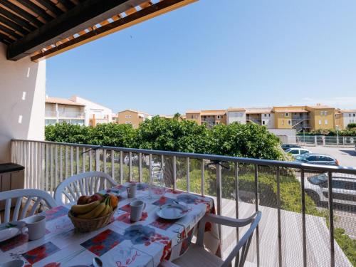 une table avec un panier de bananes sur un balcon dans l'établissement Apartment Les Maldives-3 by Interhome, au Cap d'Agde