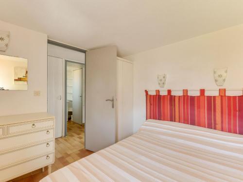 une chambre blanche avec un lit et une commode dans l'établissement Apartment Les Maldives-3 by Interhome, au Cap d'Agde
