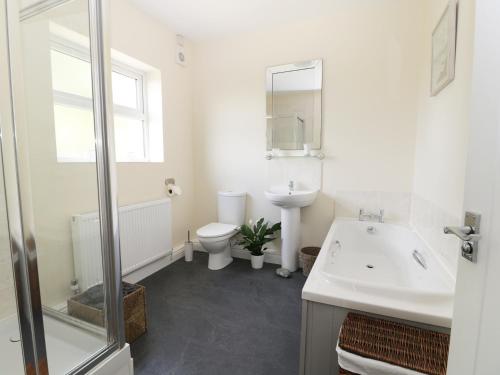 A bathroom at 2 Moor Farm Cottages