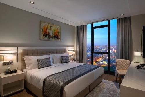 Кровать или кровати в номере Movenpick Living Istanbul West