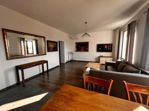 un soggiorno con divano e tavolo di Apartamenty na Maja -1- a Skierniewice