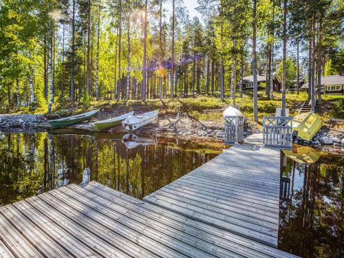 HattusaariにあるHoliday Home Kolin vernetti 1 by Interhomeの木々が茂る湖の船着場