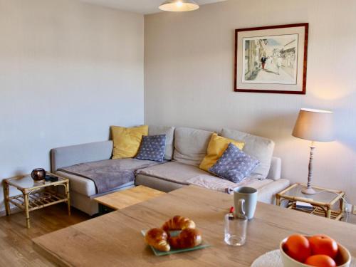 un salon avec un canapé et une table dans l'établissement Apartment Le Polo-1 by Interhome, à Deauville