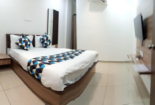 Una cama o camas en una habitación de Hotel Mansarovar,Vadodara