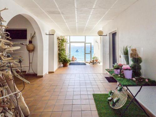 - un couloir avec des plantes et une vue sur l'océan dans l'établissement Studio Les Sables d'Aiguebelle-1 by Interhome, à Aigue-Belle