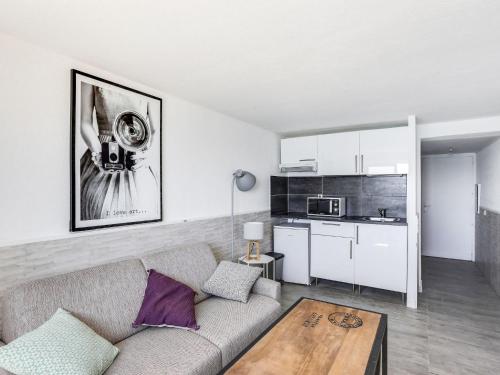 un salon avec un canapé et une cuisine dans l'établissement Studio Les Sables d'Aiguebelle-1 by Interhome, à Aigue-Belle