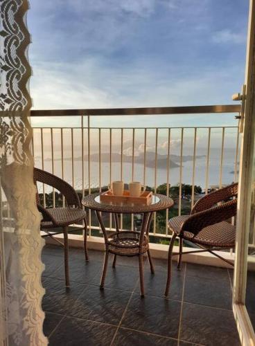 Foto dalla galleria di 1 BR Cozy Farmhouse-Style Condo with Balcony & Taal View at Wind Residences a Tagaytay