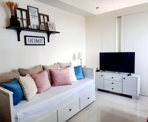 Gallery image of 1 BR Cozy Farmhouse-Style Condo with Balcony & Taal View at Wind Residences in Tagaytay