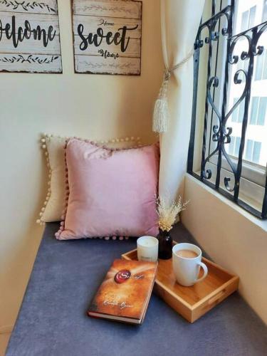 Foto dalla galleria di 1 BR Cozy Farmhouse-Style Condo with Balcony & Taal View at Wind Residences a Tagaytay
