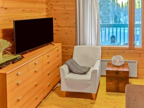 Televízia a/alebo spoločenská miestnosť v ubytovaní Holiday Home Ruka-ihtinki 4 a 3 by Interhome