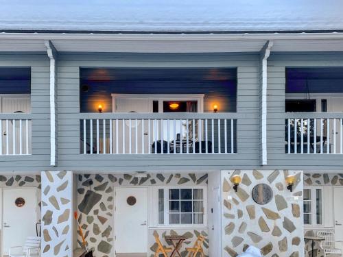 ein Haus mit einer Veranda und einem Balkon in der Unterkunft Holiday Home Ruka-ihtinki 4 a 3 by Interhome in Niskala