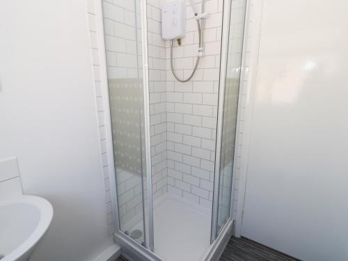 Alberts Lodge في Boultham: حمام مع دش ومرحاض