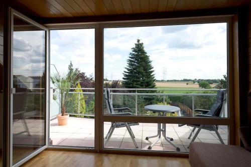 Camera dotata di balcone con tavolo e sedie. di Ferienwohnung Sophie mit Dachterrasse Essen a Essen