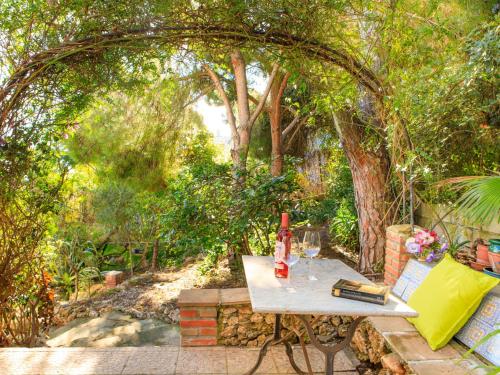 una mesa de picnic en un jardín con un arco en Holiday Home Villa Cato by Interhome, en Nerja