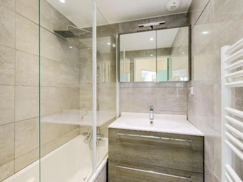 une salle de bain avec une douche, un lavabo et une baignoire dans l'établissement Apartment L'Open-18 by Interhome, à Fréjus