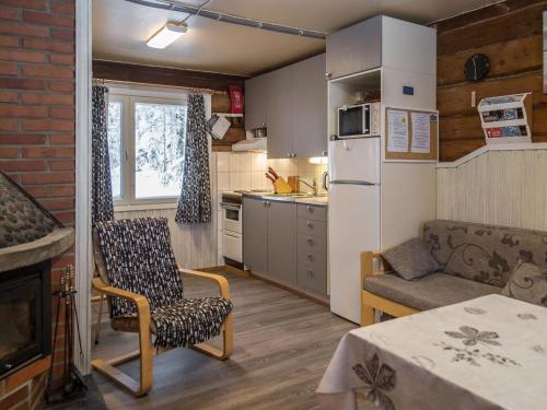 eine Küche und ein Wohnzimmer mit einer Couch und einem Tisch in der Unterkunft Holiday Home Pääsky by Interhome in Urimolahti