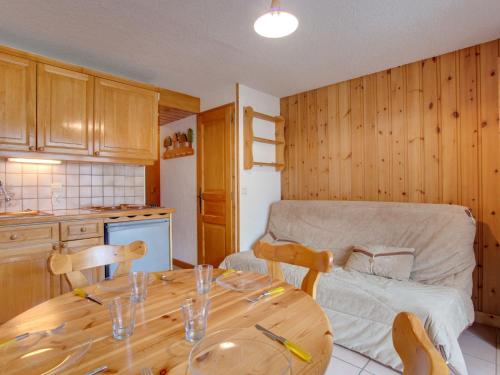 - une cuisine avec une table en bois dans une chambre dans l'établissement Apartment Aiguille du midi by Interhome, à Saint-Gervais-les-Bains