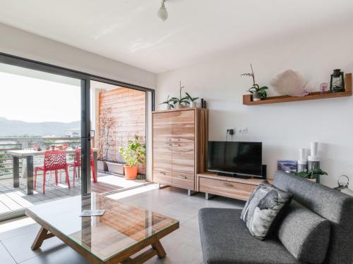 ポルト・ヴェッキオにあるApartment Résidence Cita di Sali-9 by Interhomeのソファ、テレビ、テーブルのあるリビングルーム