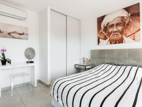 - une chambre avec un lit rayé noir et blanc dans l'établissement Apartment Résidence Cita di Sali-9 by Interhome, à Porto-Vecchio