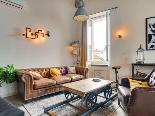 - un salon avec un canapé et une table basse dans l'établissement Apartment Jaulerry by Interhome, à Biarritz
