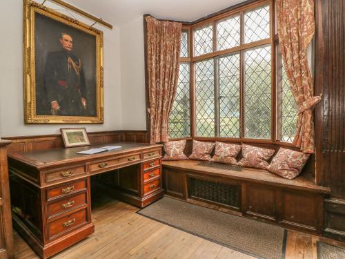 a room with a desk and a window at Hoath House in Chiddingstone