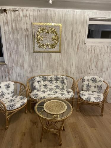 a living room with two chairs and a table at FeWo bei Tati - Bungalow in Singen