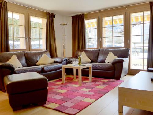 - un salon avec un canapé et une table dans l'établissement Apartment Laerchehus Ost by Interhome, à Kandersteg