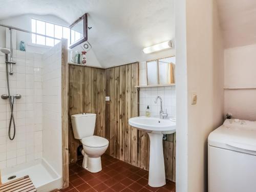 une salle de bain avec toilettes, lavabo et douche dans l'établissement Holiday Home Les Huppes by Interhome, à Saint-Saturnin-lès-Apt