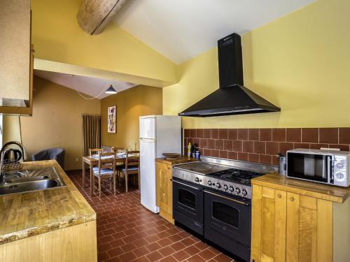 Köök või kööginurk majutusasutuses Holiday Home Le Puits Du Geai-2 by Interhome
