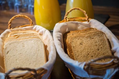 two baskets with two slices of bread on a table at Mondo Hotel in Coatbridge