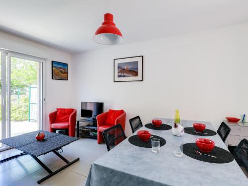 un salon avec une table et des chaises rouges dans l'établissement Holiday Home Villa Robinson by Interhome, à Saint-Raphaël