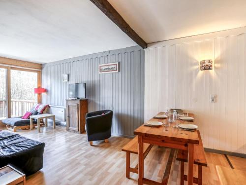 - un salon avec une table et un canapé dans l'établissement Apartment Le Sporting-3 by Interhome, à Saint-Gervais-les-Bains