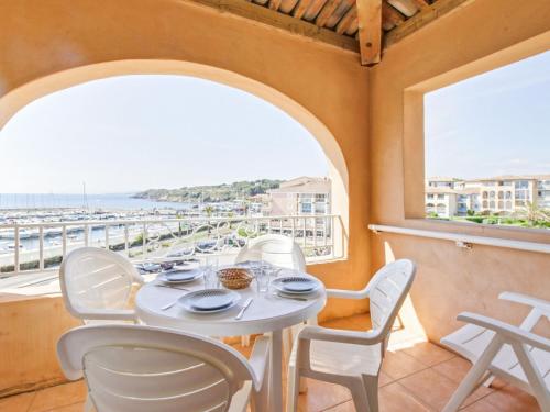 une table et des chaises sur un balcon avec vue sur l'océan dans l'établissement Apartment Les Rivages de Coudoulière-29 by Interhome, à Six-Fours-les-Plages