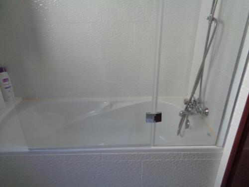 eine weiße Badewanne im Bad in der Unterkunft Apartamento VI-ANA in Viana do Castelo