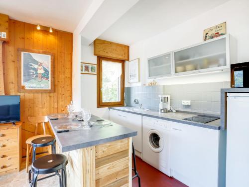 - une cuisine avec lave-linge et sèche-linge dans la chambre dans l'établissement Apartment Le Sarto by Interhome, à Saint-Gervais-les-Bains