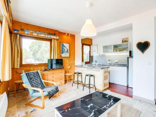 un salon avec une cuisine et une table dans l'établissement Apartment Le Sarto by Interhome, à Saint-Gervais-les-Bains