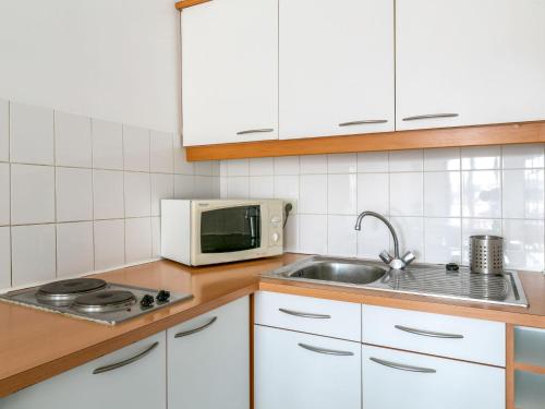une cuisine avec un évier et un micro-ondes dans l'établissement Apartment Casa Itzuli-2 by Interhome, à Bayonne